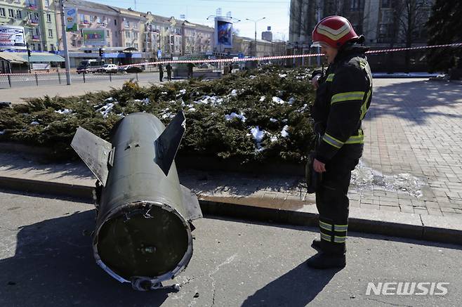 [도네츠크=AP/뉴시스] 14일(현지시간) 우크라이나 동부 도네츠크 인민공화국(DNR) 도네츠크 거리에서 소방대원이 우크라이나의 토치카-U 미사일 파편을 바라보고 있다. 러시아군은 우크라이나군이 발사한 미사일로 최소 20명의 민간인이 숨졌다고 주장했다. 2022.03.15.
