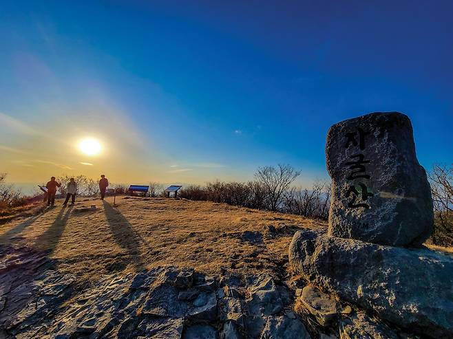 자굴산 정상의 위용. 높이 897m에 불과하지만 저 멀리 가야산, 비슬산, 영남알프스, 무학산, 지리산과 맞장 뜰 정도로 조망이 거침없고 탁월하다.