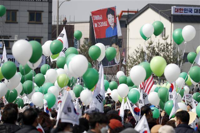 환영 - 24일 박근혜 전 대통령의 대구 달성군 자택 앞에 모인 지지자들이 풍선과 태극기를 흔들며 박 전 대통령을 환영하고 있다.대구 뉴스1