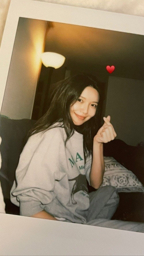 Girls Generation member and actor Choi Sooyoung has released a lovely recent situation.Choi Sooyoung posted a photo with his emoticons on his social network service Instagram story on the afternoon of the 24th.Choi Sooyoung has released a Polaroid photo: He is smiling as he poses for the camera in a comfortable casual.EspeciallyChoi Soo Youngs beautiful beauty attracted the attention of those who showed off.MeanwhileChoi Soo Young chose the new drama You Say Hope as his next film.You Talk Hope is a work that was inspired by a real foundation that listens to the last Hope of patients with terminal cancer in the Netherlands.