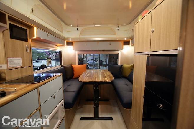 다음 기술 히트 카라반 내부, 변환소파=침대 구성이다