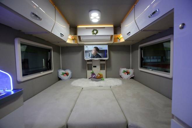 중앙의 변환 매트리스를 빼면 통로 혹은 수납 공간으로 활용할 수 있다(에어밴 국산 카라반)