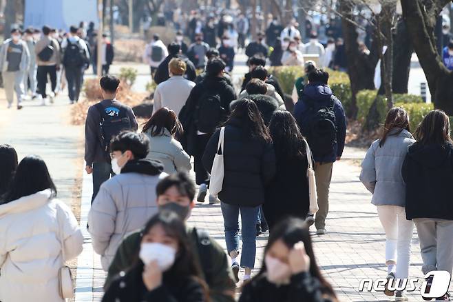 봄기운이 완연한 3일 오후 영남대학교 경산캠퍼스가 학생들로 붐비고 있다. 2022.3.3/뉴스1 © News1 공정식 기자