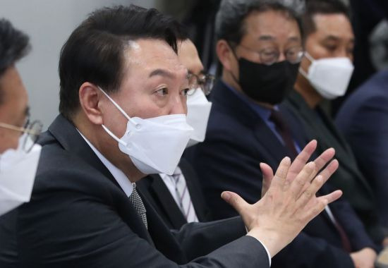 윤석열 대통령 당선인이 25일 오후 서울 종로구 통의동 대통령직인수위원회에서 열린 경제2분과 국토교통부 업무보고 현장을 방문해 인사말을 하고 있다. ＜사진=공동취재단＞