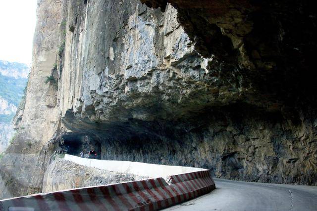 바위산 중턱으로 낸 징디 괘벽공로. Ⓒ최종명