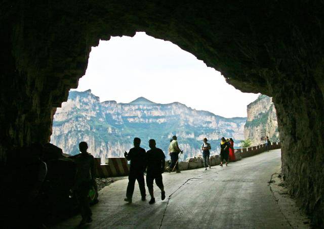 징디 괘벽공로 터널 밖으로 웅장한 태행산이 보인다. Ⓒ최종명
