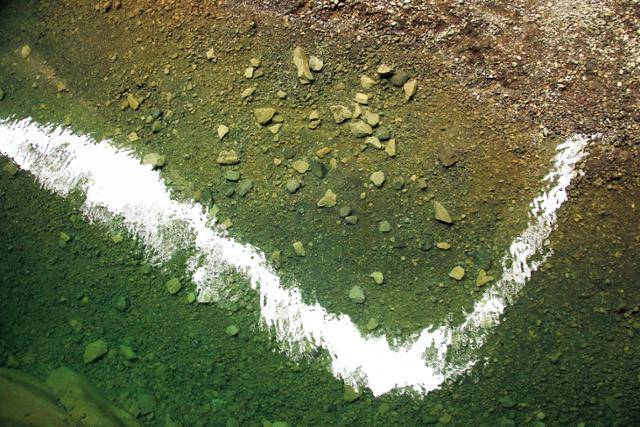 천폭협 계곡 공중 잔도에서 본 하늘의 반영. 계곡의 폭을 가늠할 수 있다. Ⓒ최종명