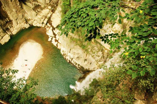 천폭협 공중 잔도에서 본 옥룡폭과 옥룡담. Ⓒ최종명