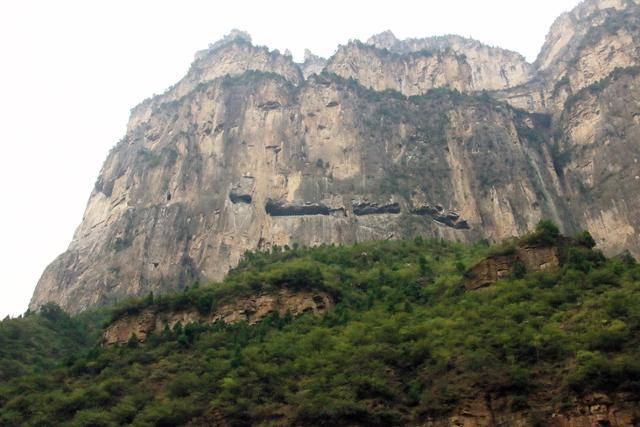 천폭협에서 본 괘벽공로. Ⓒ최종명