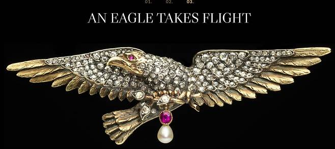 최초 여성 국무장관으로 취임할 때 달았던 독수리 문양 브로치. [미 국무부 웹사이트]