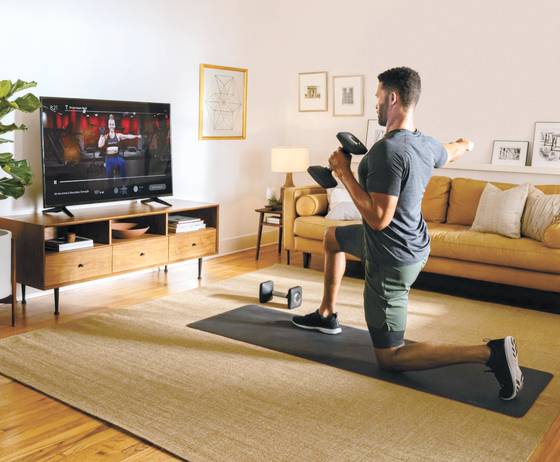 코로나로 집에서 맨몸이나 간단한 도구를 이용하는 홈 트레이닝이 뜨고 있다. [중앙포토]