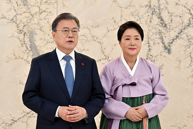 문재인 대통령과 김정숙 여사. 청와대 제공, 뉴시스