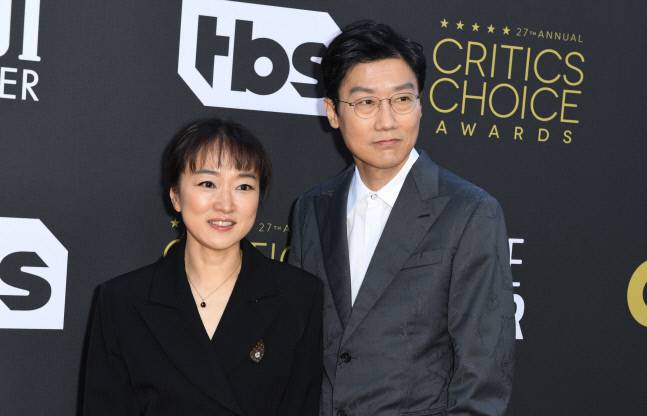 13일(현지시간) 미국 캘리포니아주 로스앤젤레스의 페어몬트 센추리 플라자호텔에서 열린 제27회 크리틱스 초이스 어워드(CAA)에 ‘오징어게임’의 황동혁 감독(오른쪽)과 김지연 프로듀서가 참석해 포즈를 취하고 있다.    로스앤젤레스|AFP연합뉴스