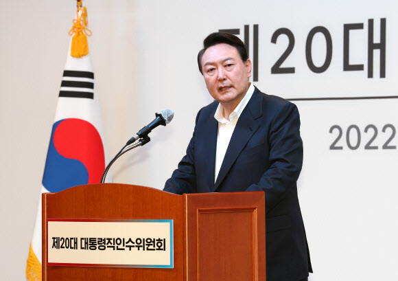 윤석열 대통령 당선자가 지난 26일 서울 마포구 서울창업허브에서 열린 제20대 대통령직인수위원회 워크숍에서 인사말을 하고 있다. 연합뉴스