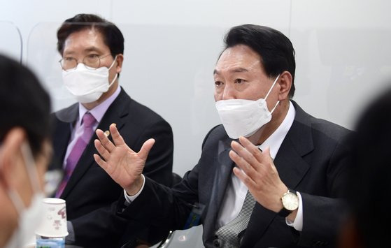 윤석열 대통령 당선인이 25일 오후 서울 종로구 통의동 대통령직인수위원회에서 열린 경제2분과 국토교통부 업무보고 현장을 찾아 인사말을 하고 있다. [뉴스1]