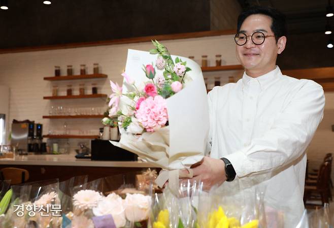 박춘화 꾸까 대표가 지난 23일 서울 송파구 꾸까 잠실점에서 꽃다발을 들고 포즈를 취하고 있다. 우철훈 선임기자