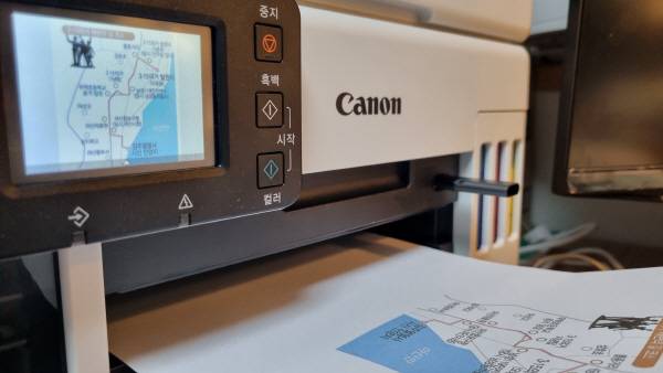 캐논 GX7092에 USB를 꽂아 컬러 인쇄한 모습. 정옥재 기자