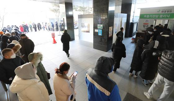 (수원=뉴스1) 김영운 기자 = 전국 호흡기전담클리닉과 동네 병의원에서 신종 코로나바이러스 감염증(코로나19) 신속항원검사를 받을 수 있게 된 첫날인 3일 오전 호흡기 전담 클리닉으로 지정된 경기도 수원시 권선구 화홍병원에서 시민들이 코로나19 검사를 받기 위해 줄 서 있다. 사진은 기사 내용과 무관하다. 2022.2.3/뉴스1