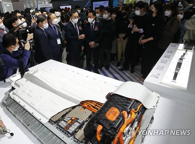 '인터배터리 2022' 찾은 문승욱 장관 (서울=연합뉴스) 이재희 기자 = 17일 서울 강남구 코엑스에서 열린 2차전지 등 배터리 전문 전시 '인터배터리 2022'를 찾은 문승욱 산업통상자원부 장관 등이 전시 설명을 듣고 있다. 2022.3.17 scape@yna.co.kr