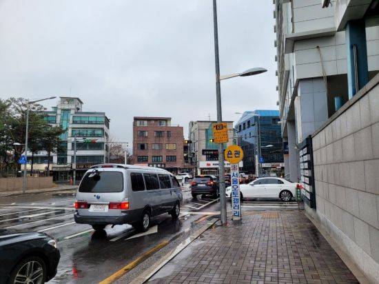 지난 26일 서울 서초구 양재 오토갤러리 앞은 코스트코를 향하는 차량에 둘러싸였다. 한 차량은 오토갤러리 주차장에서 빠져나오질 못해 경적을 울렸다./사진=공병선 기자 mydillon@