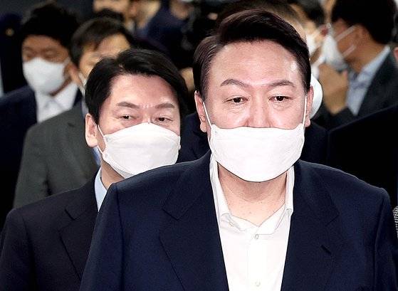 윤석열 대통령 당선인이 26일 오후 서울 마포구 서울창업허브에서 열린 제20대 대통령직인수위원회 워크숍에서 안철수 인수위원장과 함께 입장하고 있다. 연합뉴스.