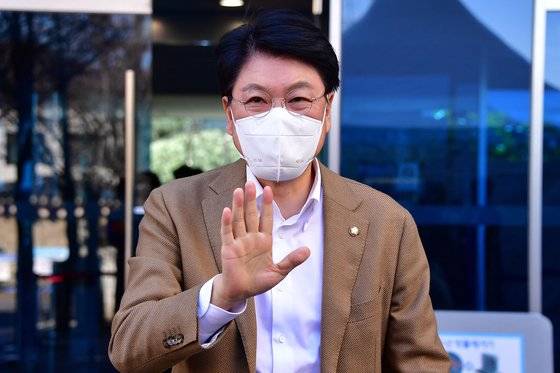 장제원 대통령 당선인 비서실장이 27일 오후 서울 종로구 통의동 인수위 사무실 앞에서 문재인 대통령과 윤석열 당선인과의 28일 예정된 만찬 회동과 관련 취재진의 질문을 받고 있다. 인수위사진기자단