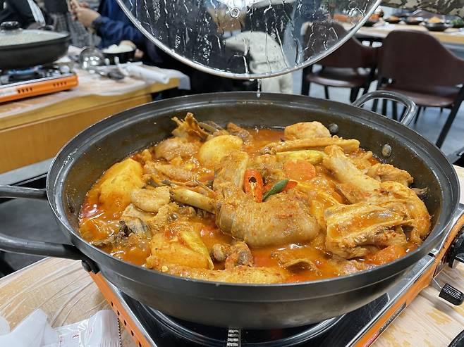 총댕이마을 식당 '밥상차렷' 닭볶음탕