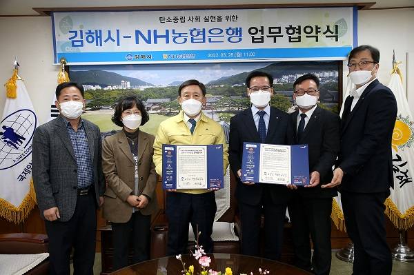 왼쪽부터 김태문 환경국장, 이정언 기후대기과 과장, 허성곤 김해시장, 박삼재 NH농협은행 김해시지부장, 진재훈 NH농협은행 김해시청지점장, 이동언 NH농협은행 농정지원단장. 사진=김해시.