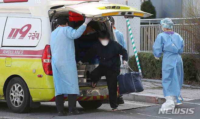 [서울=뉴시스] 김병문 기자 = 코로나19 위중증 환자 수가 57명 늘어난 1273명으로, 역대 가장 많은 수를 기록한 28일 오전 서울 중랑구 서울의료원 응급의료센터에서 환자가 이송되고 있다. 2022.03.28. dadazon@newsis.com