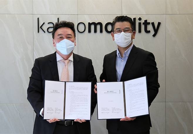 원유현 대동 대표(왼쪽)와 안규진 카카오모빌리티 부사장이 29일 업무협약을 체결하고 기념 사진을 촬영하고 있다. /대동 제공