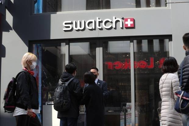 서울 중구 스와치 명동점에서 시민들이 오메가와 스와치의 협업 시계 '문스와치'를 사기 위해 직원에게 문의하고 있다. /뉴스1