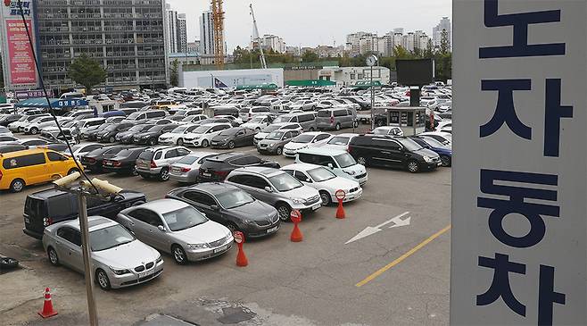 중고차 시장에 완성차 대기업 진출이 허용됨에 따라 중고차 시장에 지각변동이 일고 있다. 사진은 서울 장안평 중고차 매매 시장. (매경DB)