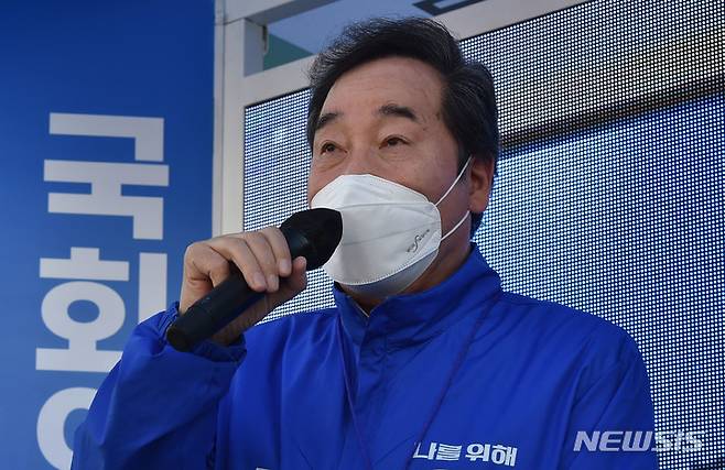 [대구=뉴시스] 이무열 기자 = 이낙연 더불어민주당 총괄선거대책위원장이 2일 오후 대구 남구 봉덕신시장 앞에서 백수범 대구 중·남구 보궐선거 후보 지지를 호소하고 있다. 2022.03.02. lmy@newsis.com