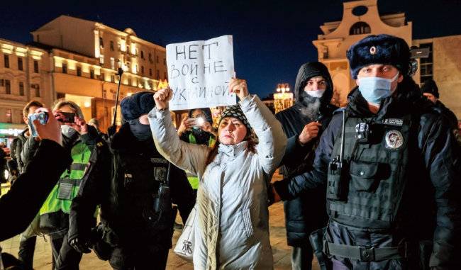 러시아 경찰들이 모스크바에서 반전 시위를 벌이는 여성을 연행하고 있다. [TASS]