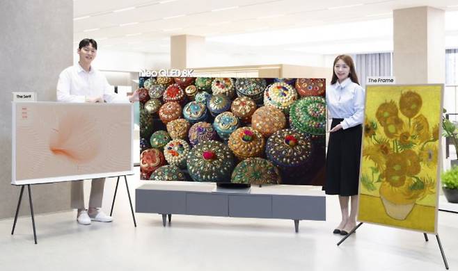 삼성 디지털프라자 대치본점에서 모델들이 삼성전자의 2022년형 더 세리프, Neo QLED 8K, 더 프레임을 소개하는 모습.[삼성전자 제공]