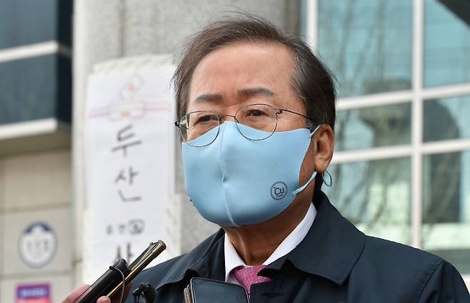[대구=뉴시스] 이무열 기자 = 홍준표 국민의힘 선대본부 상임고문이 지난 4일 오후 대구 수성구 두산동 행정복지센터에서 사전투표를 마친 후 취재진의 질문에 답변하고 있다. 2022.03.04. lmy@newsis.com