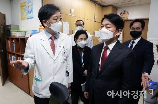 안철수 인수위원장과 코로나비상대응특위 위원들이 31일 오후 서울 종로구 서울적십자병원 코로나19 외래진료센터를 방문해 문영수 서울적십자병원장으로부터 의료진과 환자들의 고충에 대해 이야기를 나누고 있다./김현민 기자 kimhyun81@