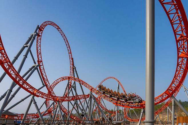 최고 105㎞ 속도로 내달리는 롤러코스터 '자이언트 디거'. 31일 개장하는 롯데월드 부산의 대표 놀이시설이다. 백종현 기자