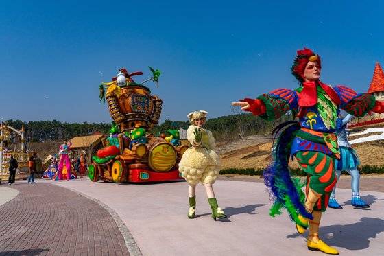 퍼레이드는 로리캐슬 앞 로얄가든 존을 중심으로 하루 2회 각 30분씩 이어진다. 백종현 기자