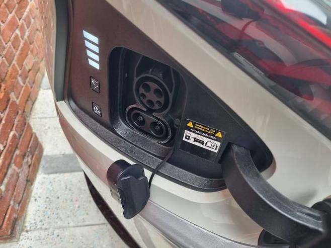 기아 EV6의 충전구 모습. 사진=배성은 기자