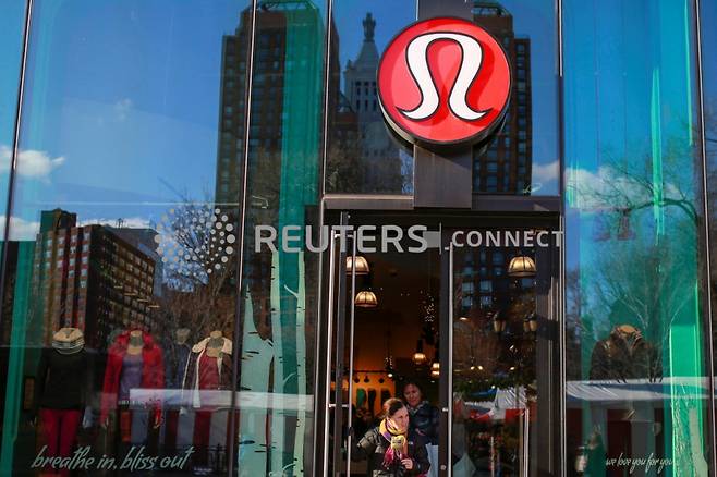 A shopper walks out of the Lululemon Athletica store in New York, December 16, 2013. REUTERS/Shannon Stapleton