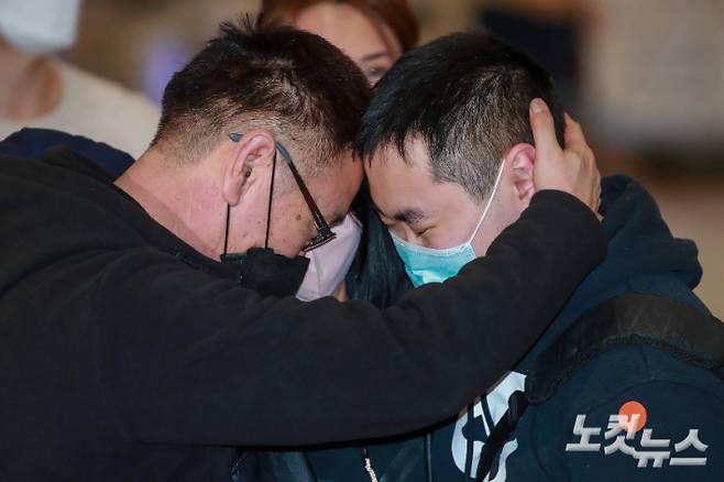 러시아의 우크라이나 침공으로 피난 온 고려인 이스타니슬라브씨가 지난 30일 인천국제공항으로 입국해 아버지 이블라디미르, 어머니 손 알로나씨를 만나 기뻐하고 있다. 박종민 기자