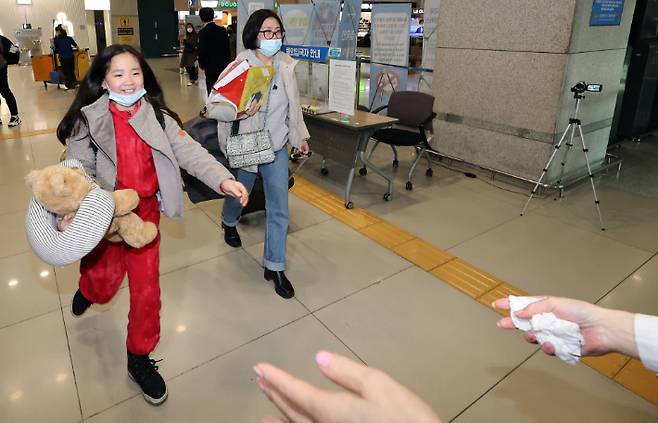 우크라이나를 탈출한 후 헝가리를 거쳐 인천공항으로 들어온 우크라이나 출신 고려인 동포 남아니따 양이 지난 22일 인천국제공항에서 할머니 남루이자씨 품으로 달려가고 있다. 연합뉴스