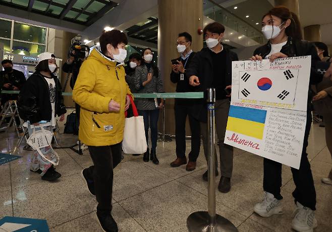 우크라이나를 탈출한 고려인 동포들이 지난 30일 오후 영종도 인천국제공항 제1여객터미널을 통해 입국한 뒤 고려인마을 통역사의 안내를 받고 있다. 연합뉴스