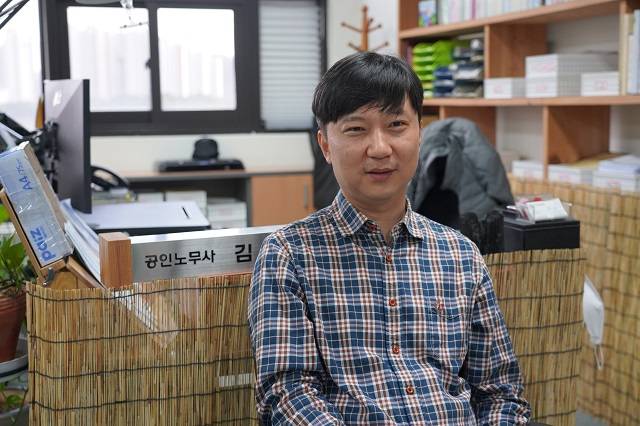 ▲지난 2월, 삼성 반도체‧디스플레이 청소노동자 산재 신청을 대리한 김민호 노무사를 만났다. 김민호 노무사는 "청소노동자의 근무 환경이 결코 안전하지 않았다"라고 말했다. ⓒ프레시안(최용락)