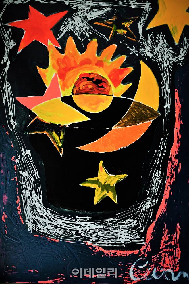 김창완의 ‘시간’(2021·193.5×130㎝). 해·달·별을 매단 우주공간을 그렸다는 작품은 길이가 2m에 달하는 대작이다. 마치 어린아이가 그린 듯한 천진한 화법이 특징이다(사진=갤러리나우).