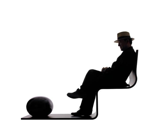 최병훈 작가의 '태초의 잔상' 시리즈 중 07-244. 앉은 이가 돌을 바라보며 명상을 하도록 의도했다. 최병훈 작가 제공