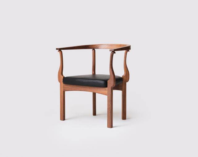 하지훈 작가의 '호족 의자'. 호랑이 발의 형태를 가진 호족 소반의 다리에서 영감을 받아 제작했다. 하지훈 작가 제공