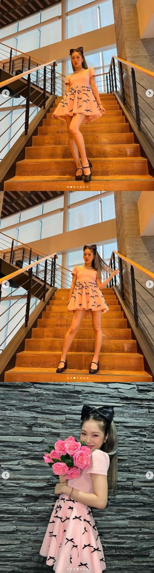 OH MY GIRL Mimi has unveiled a doll-like visual.Mimi posted a picture and a picture on her instagram on the afternoon of the 31st of last month, Lets meet in full swing, Miracle.Inside the picture is his full body shot posing on the stairs.In a lovely visual, Mimi boasted a superior ninth-class ratio with a small face and lengthy legs.In another photo, he was seen holding a bouquet of flowers.With her deadly eyes, Mimi gave off her youthful charm with a cute look.On the other hand, OH MY GIRL has recently released a new song Real Love and is actively performing.