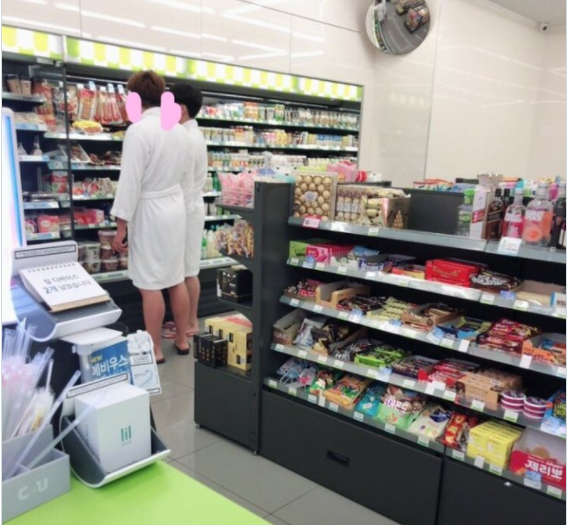 한 편의점에서 '잠옷 입고 들어오지 마시오' 안내문을 붙여 온라인 커뮤니티에서 논란인 가운데 사진 한 장이 공개되면서 여론이 뒤바뀌고 있다. 사진은 남성 손님 2명이 샤워가운을 입은채 편의점에 방문한 모습. /사진=온라인커뮤니티 캡처